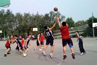学生活动打篮球